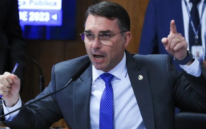 Flávio Bolsonaro fala em perseguição estatal após ação policial contra produtora