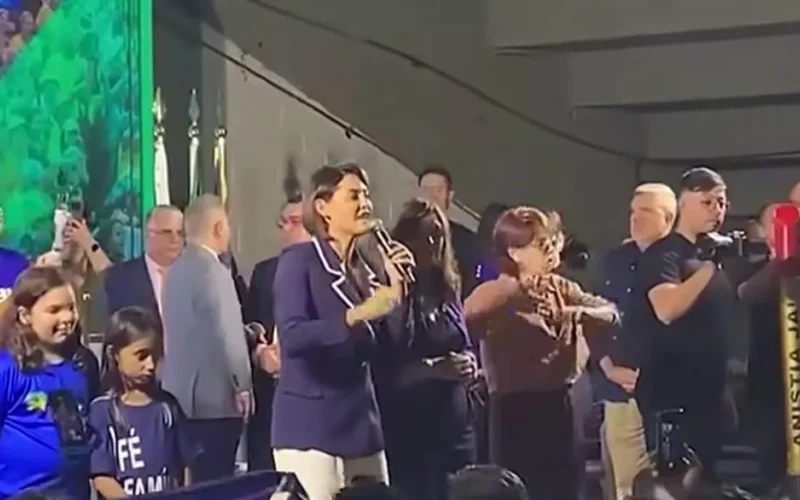 Michelle defende Bia Kicis, mas ignora própria candidatura