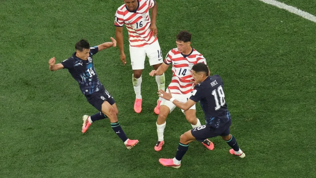 EUA goleia Paraguai por 4 a 1 na estreia da Copa