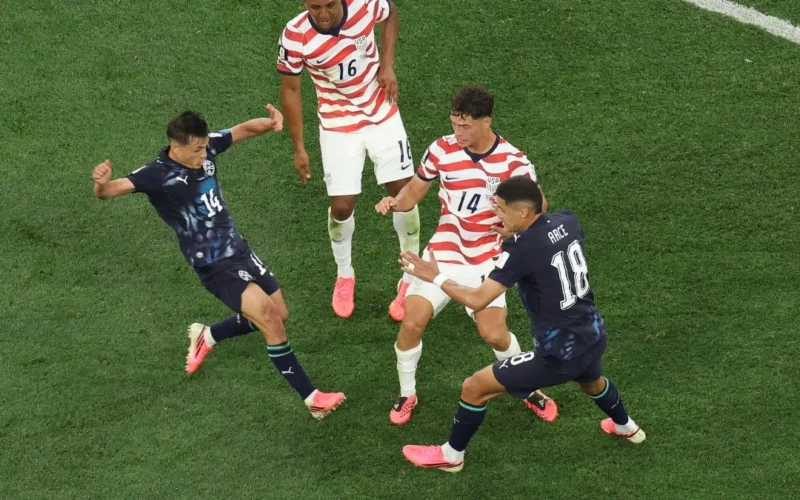 EUA goleia Paraguai por 4 a 1 na estreia da Copa