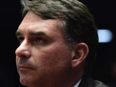 Flávio admite erro de Bolsonaro com imprensa