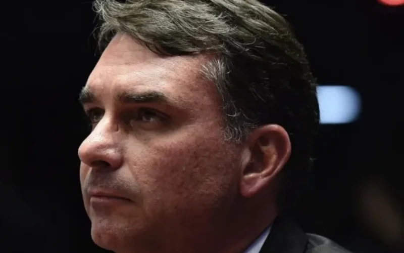 Flávio admite erro de Bolsonaro com imprensa