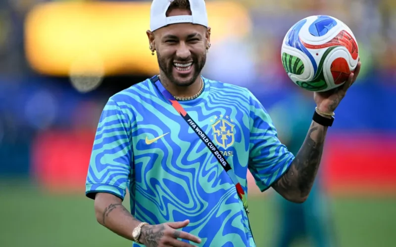 Neymar é festejado após primeiro treino com a Seleção na Copa