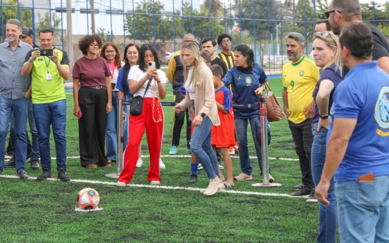 Celina Leão entrega reforma de campos sintéticos em Taguatinga e Samambaia